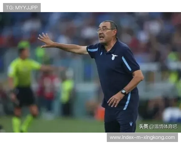 足球主帅欲动手被拦下!场边失控